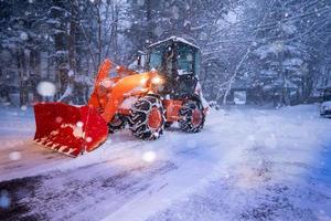 trator de pá de neve em um dia de neve pesada na vila de heike no sato na prefeitura de tochigi, cidade de nikko, japão. foco suave. foto