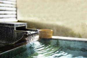 banho natural onsen de fontes termais japonesas, na sala de bambu de cura natural, foco suave. foto