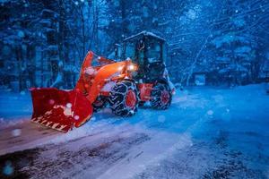 trator de pá de neve em um dia de neve pesada na vila de heike no sato na prefeitura de tochigi, cidade de nikko, japão. foco suave. foto