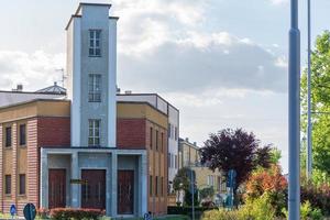 tresigallo, itália-2 de maio de 2021-passeando entre os edifícios históricos em tresigallo durante um dia nublado foto