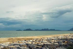 paisagem marítima com fundo de nuvem foto