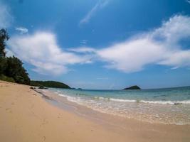 paisagem verão frontal fisheye visualize tropicais marítimas praia azul branco areia céu fundo calmas natureza índico lindos ondeada água viajar nang ram praia leste tailândia chonburi exótico horizon. foto