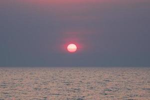 paisagem ponto de vista para design cartão postal e calendário verão mar onda de vento legal no feriado mar calmo área costeira grande pôr do sol céu luz laranja dourado noite horas dia em chonburi tailândia foto