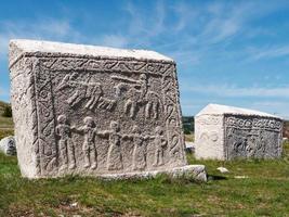 stecci lápides medievais cemitérios dugo polje em blidinje, bih. site da unesco. local de interesse histórico. as lápides apresentam uma grande variedade de motivos decorativos e inscrições. foto