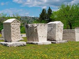 Cemitérios de lápides medievais de Stecci em Radimlja, Bósnia e Herzegovina. site da unesco. local de interesse histórico. as lápides apresentam uma grande variedade de motivos decorativos e inscrições. foto