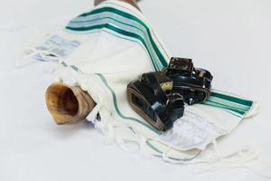 chifre de shofar em talit de oração branco. rosh hashaná foto