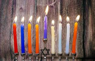 menorá de hanukkah com velas queimando feliz foto