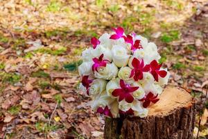 buquê de noiva com orquídeas brancas, rosas foto