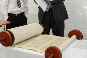 mão de menino lendo a torá judaica no bar mitzvah 5 de setembro de 2016 eua foto