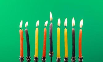 menorá de hanukkah com isolamento de fundo verde de velas foto