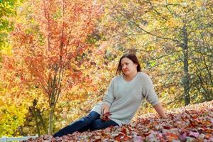 mulher de outono em fundo de folhas foto