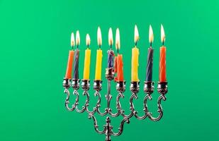 menorá de hanukkah com isolamento de fundo verde de velas foto