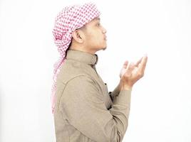 um homem muçulmano vestindo um manto e turbante foto