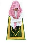 homem segurando e lendo o Alcorão. fundo islâmico foto