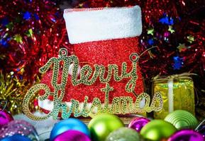 bota vermelha e decorações de enfeites de natal foto