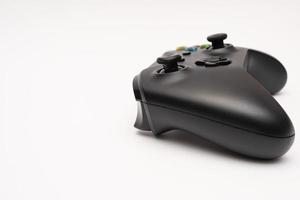 samutprakarn tailândia 23 de janeiro de 2023 gamepad sem fio para o xbox one na mesa com teclado. controlador de jogo xbox preto. foto