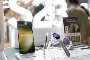 samutprakarn tailândia 5 de fevereiro de 2023 samsung lança os novos modelos galaxy samsung galaxy s23 ultra novos, lançamento de exibição de demonstração na loja. conceito moderno de tecnologia de telefonia móvel foto