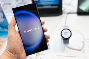 samutprakarn tailândia 5 de fevereiro de 2023 samsung lança os novos modelos galaxy samsung galaxy s23 ultra novos, lançamento de exibição de demonstração na loja. conceito moderno de tecnologia de telefonia móvel foto