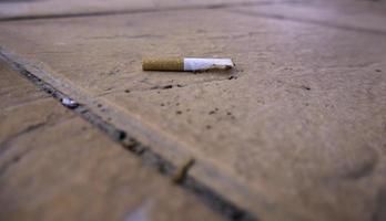 cigarro jogado na rua foto