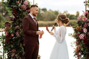 cerimônia de casamento dos noivos no cais foto