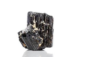 sherle de pedra mineral macro, schorl, turmalina negra sobre fundo branco foto