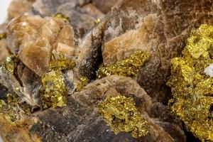 pedra mineral macro barit pyrit em um fundo branco foto