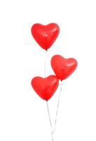 balão de hélio em forma de coração vermelho isolado no fundo branco com cordas, dia dos namorados, dia das mães, conceito de design de festa de aniversário. caminho de recorte. foto
