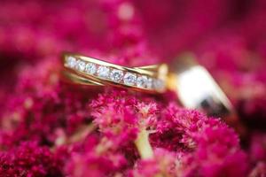 close-up do anel de casamento foto