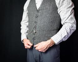 retrato de homem com colete ou colete de tweed cinza. belo modelo masculino. homem bem vestido. cavalheiro clássico. estilo retrô e moda vintage foto