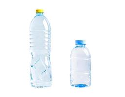 garrafa de água plástica isolada no fundo branco, conceito mineral, saudável. foto