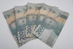 batam, indonésia, outubro de 2022, dinheiro da rupia indonésia sobre fundo branco foto