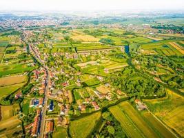 vista panorâmica aérea sobre westport e campo verde irlandês pelo rio na primavera foto