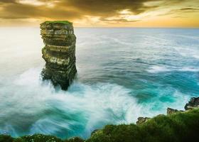 dun briste sea stack downpatrick head wild atlantic way ireland. belo pôr do sol sobre a costa atlântica selvagem foto