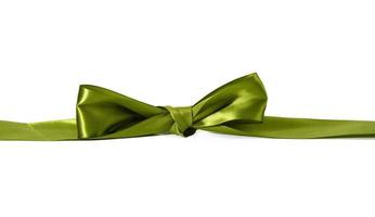 arco atado feito de fita de seda verde sobre fundo branco, decoração para embrulhar presentes foto