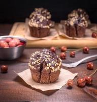 cupcakes de chocolate são polvilhados com nozes moídas foto