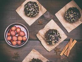 muffins de chocolate e um prato de cerejas foto