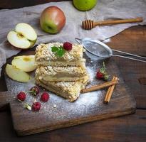 pilha de fatias assadas de torta com maçãs foto