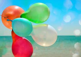 balões multicoloridos voando foto