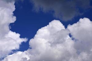 cúmulos nuvens brancas no céu azul foto