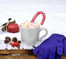 caneca de cerâmica com chocolate quente e marshmallow foto