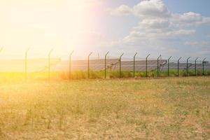 painéis solares no meio de um campo em um dia ensolarado, ucrânia foto