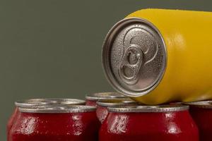 latas de refrigerante vermelhas frias com uma amarela para uso conceitual foto