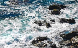 belas rochas falésias ver ondas na praia puerto escondido méxico. foto