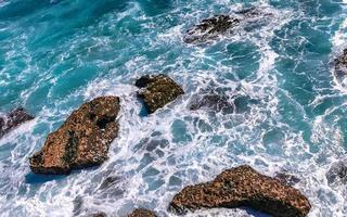 belas rochas falésias ver ondas na praia puerto escondido méxico. foto