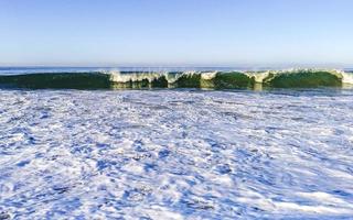 extremamente grandes ondas de surfista na praia puerto escondido méxico. foto