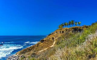 belas rochas falésias ver ondas na praia puerto escondido méxico. foto