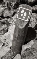 Caminhando a rota da cidade do cabo para a Table Mountain. placa de sinalização com pegadas. foto