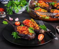 karniyarik - refeição tradicional turca de berinjela com berinjela. berinjela recheada com carne moída e legumes assados com molho de tomate. cozinha turca. foto