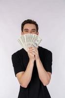 retrato de um homem alegre segurando notas de dólar sobre fundo branco foto