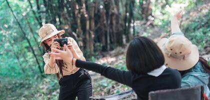 jovem mulher bonita usa a câmera tirando fotos de seus amigos